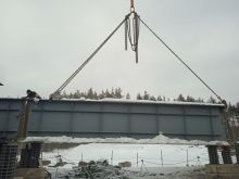 Укрупнённая сборка металлического пролётного строения на стапеле.